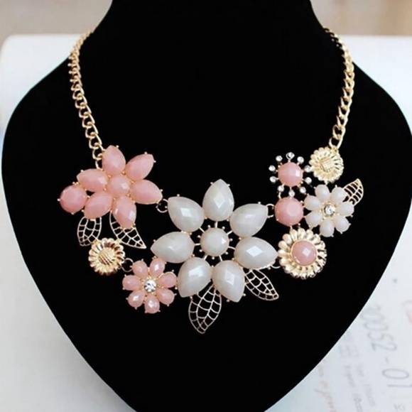 Jewelry - Boho Crystal Flower Necklace